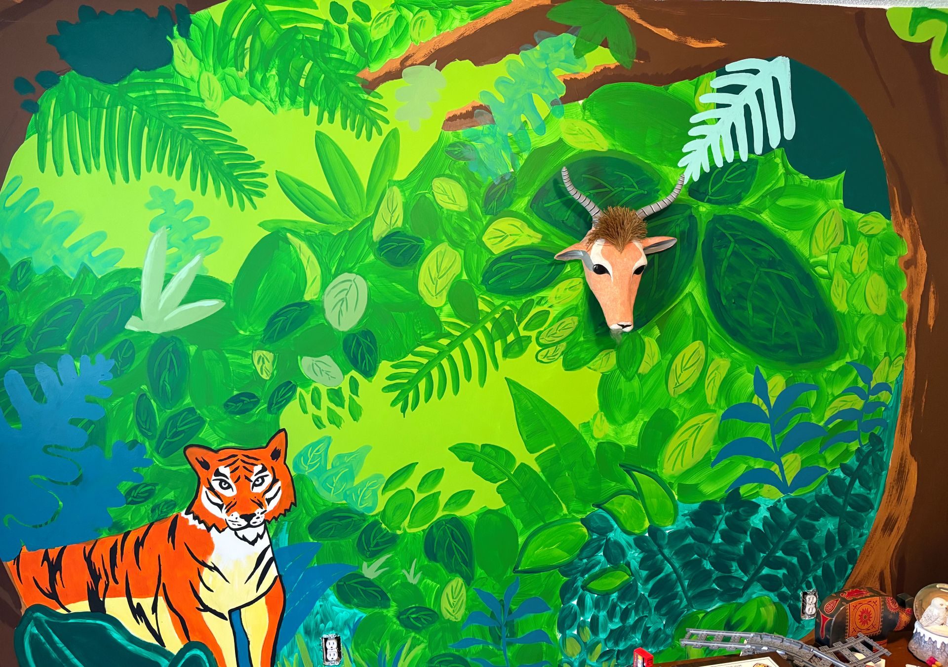 Jungle main wall with tiger and deer